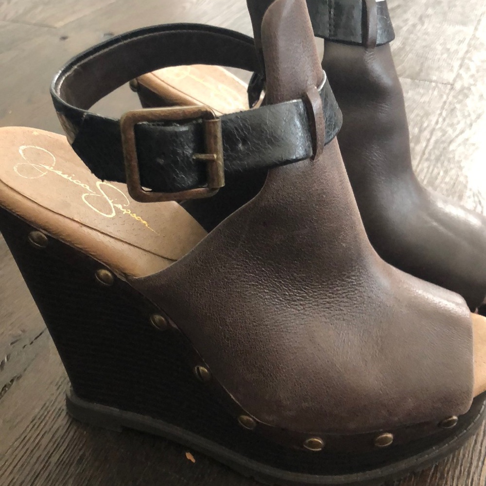 Brown with black around the ankle